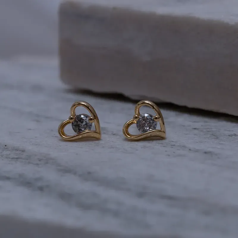 BRINCO CORAÇÃO VAZADO COM PONTO DE LUZ BANHO OURO 18K