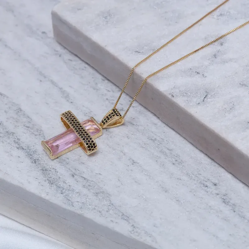 COLAR CRUZ COM PEDRA ROSA CLARO BANHO OURO 18K