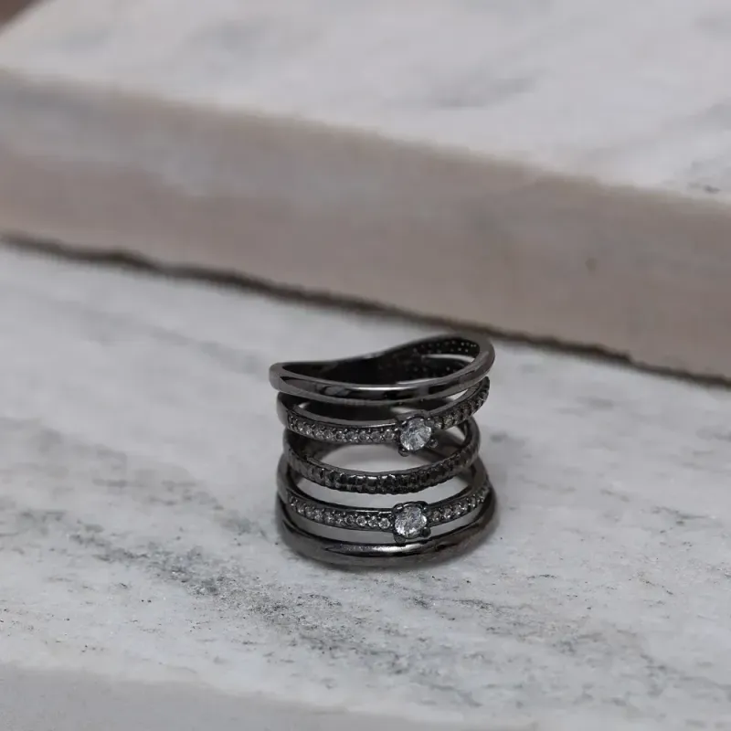 ANEL 5 AROS COM ZIRCÔNIAS CRISTAIS BANHO RÓDIO NEGRO
