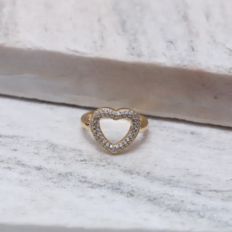 ANEL CORAÇÃO VAZADO CRAVEJADO CRISTAL BANHO OURO 18K