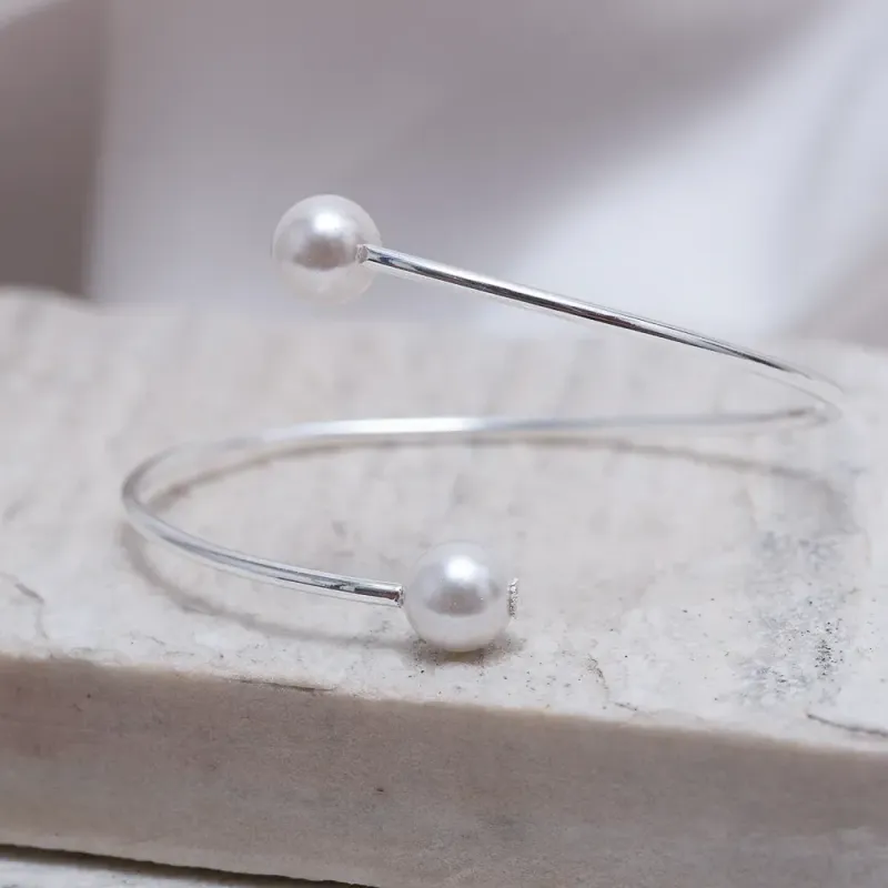 BRACELETE FINO COM PÉROLA BANHO PRATA