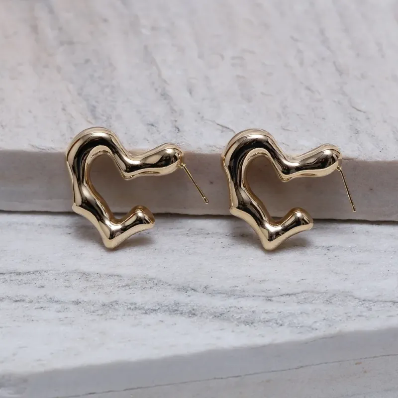BRINCO ARGOLA CORAÇÃO ORGÂNICO BANHO OURO 18K