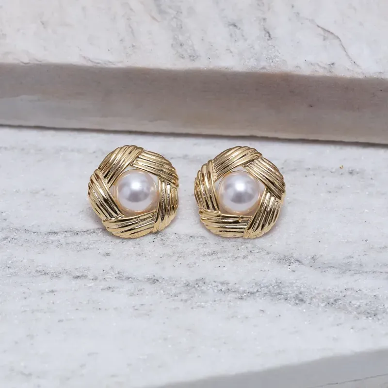 BRINCO BOTÃO TRABALHADO COM PÉROLA BANHO OURO 18K