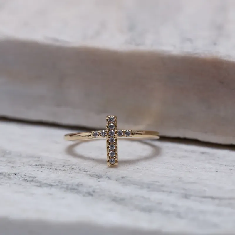 ANEL CRUZ CRAVEJADO COM ZIRCÔNIAS BANHO OURO 18K