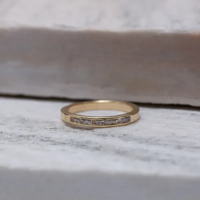 ANEL DELICADO COM ZIRCÔNIAS NAVETE BANHO OURO 18K