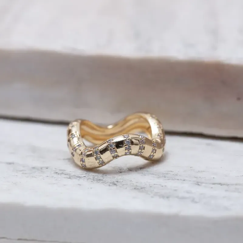 ANEL ORGÂNICO ONDULADO COM ZIRCÔNIAS BANHO OURO 18K