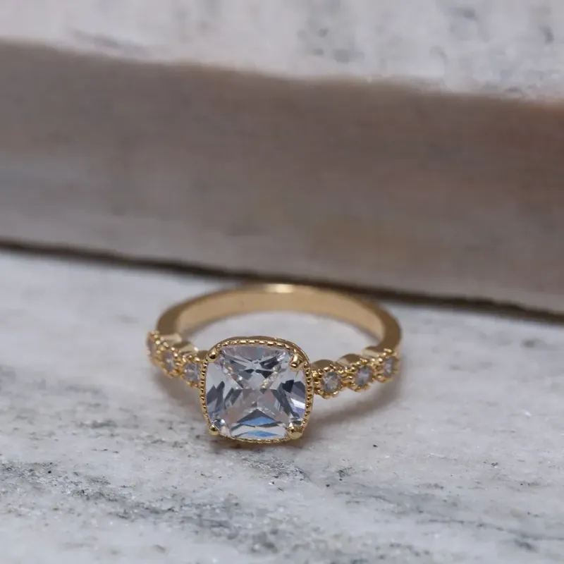 ANEL SOLITÁRIO COM PEDRA CRISTAL E CRAVEJADO BANHO OURO 18K