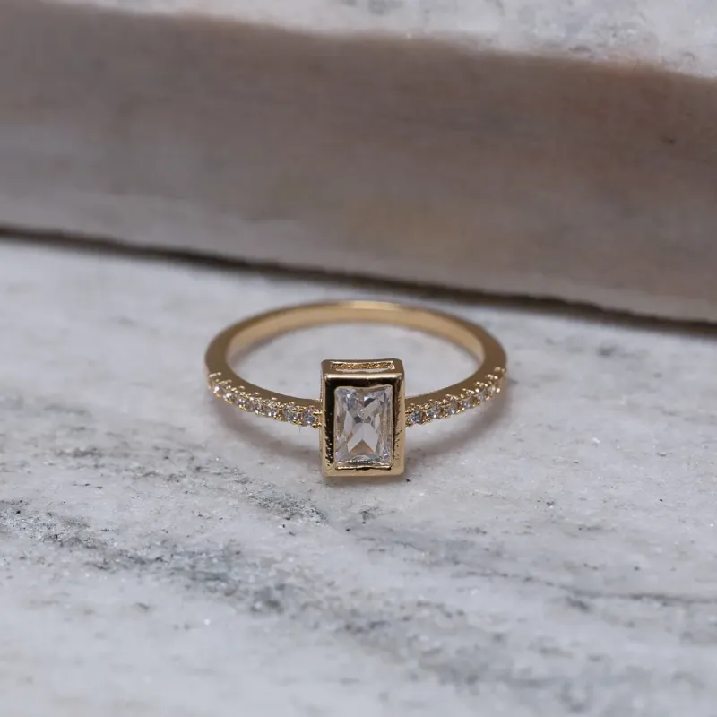 ANEL SOLITÁRIO RETÂNGULO CRAVEJADO BANHO OURO 18K
