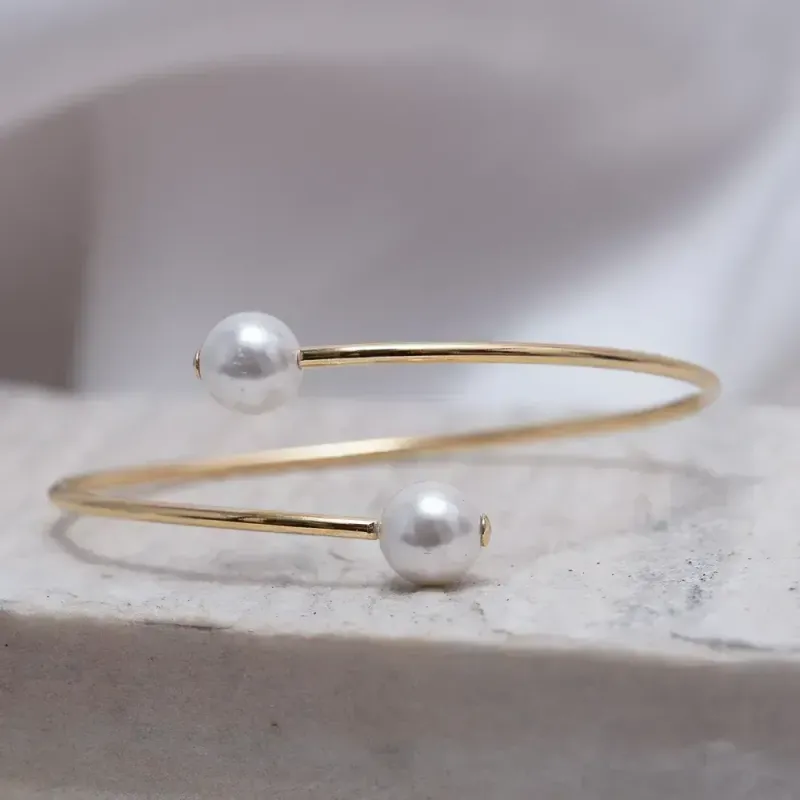 BRACELETE FINO COM PÉROLA BANHO OURO 18K