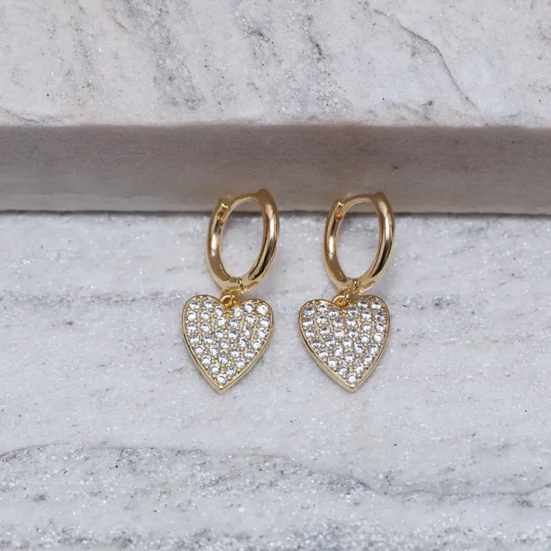 BRINCO ARGOLA COM CORAÇÃO CRAVEJADO BANHO OURO 18K