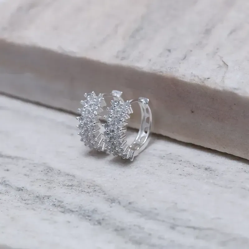 BRINCO ARGOLA COM ZIRCÔNIAS CRISTAIS BANHO PRATA