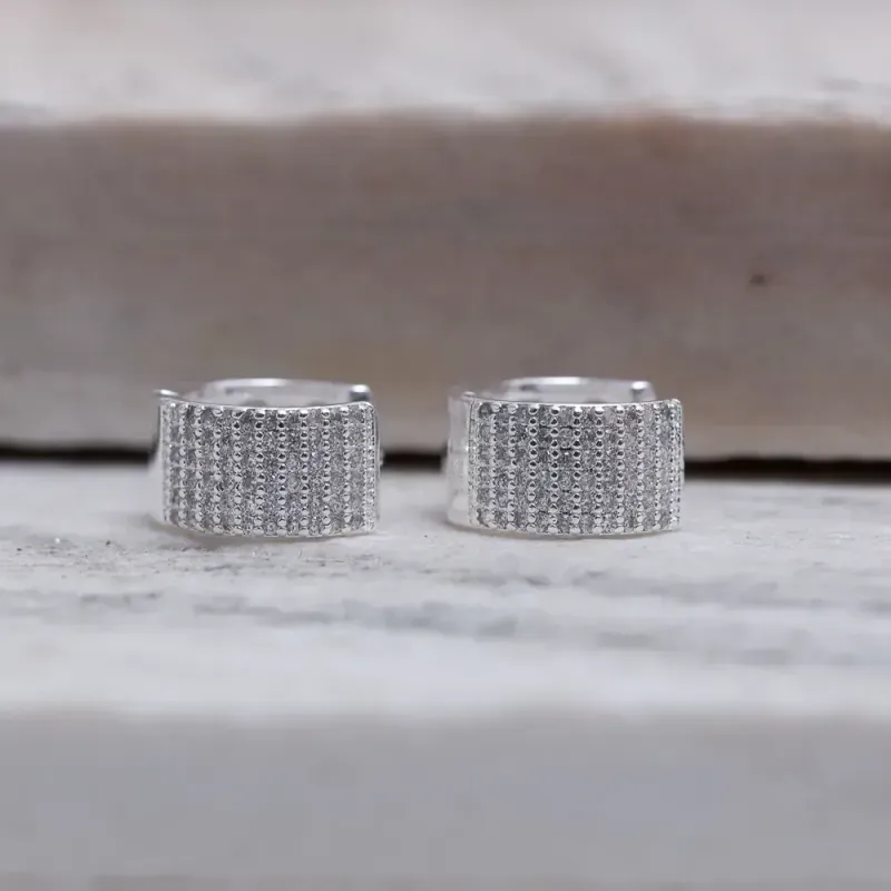 BRINCO ARGOLA M LARGA CRAVEJADA COM ZIRCÔNIAS BANHO PRATA