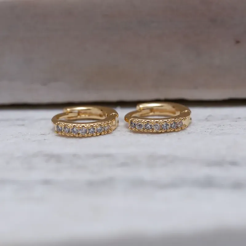 BRINCO ARGOLA P SOLITÁRIA CRAVEJADA BANHO OURO 18K