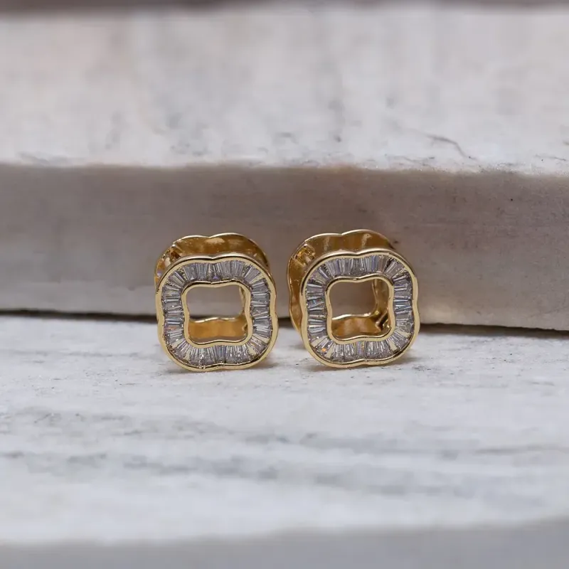 BRINCO ARGOLA VIRGINIA COM ZIRCÔNIAS NAVETE BANHO OURO 18K