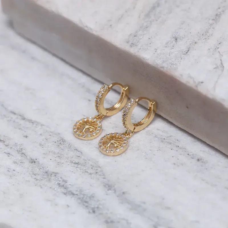 BRINCO ARGOLINHA ÁRVORE DA VIDA COM ZIRCÔNIAS BANHO OURO 18K
