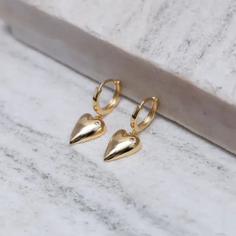 BRINCO ARGOLINHA COM CORAÇÃO LISO BANHO OURO 18K