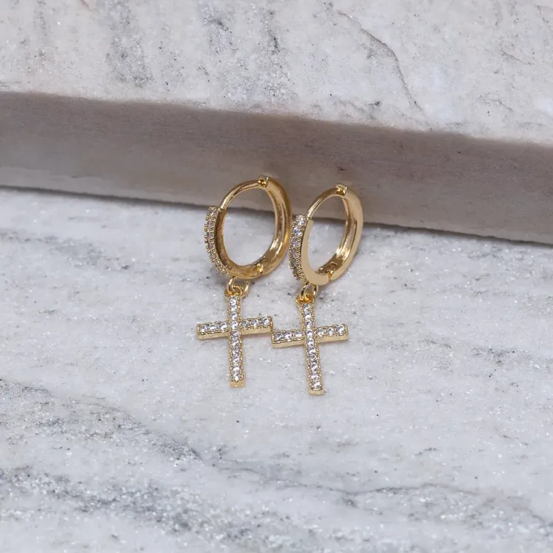 BRINCO ARGOLINHA COM CRUZ CRAVEJADA BANHO OURO 18K