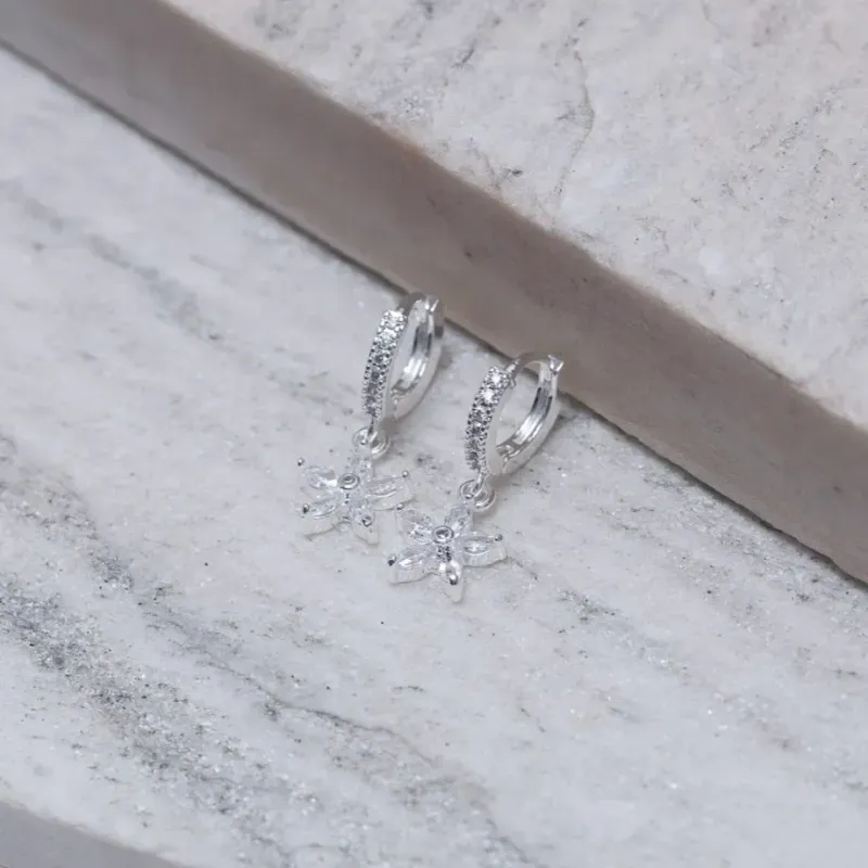 BRINCO ARGOLINHA COM FLOR CRISTAL BANHO PRATA
