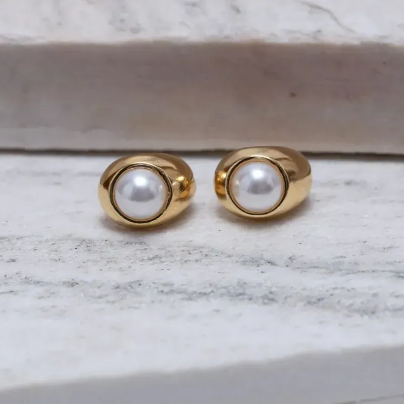 BRINCO ARGOLINHA COM PÉROLA BANHO OURO 18K