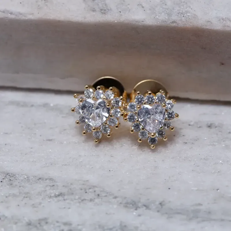 BRINCO CORAÇÃO P COM PEDRAS CRISTAIS BANHO OURO 18K