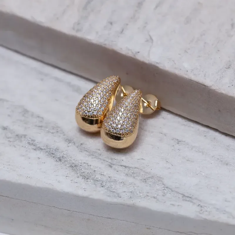 BRINCO GOTA ABAULADA CRAVEJADA BANHO OURO 18K