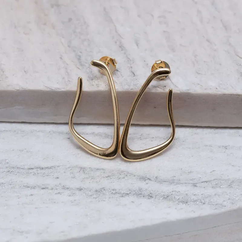 BRINCO ORGÂNICO FINO ABERTO BANHO OURO 18K