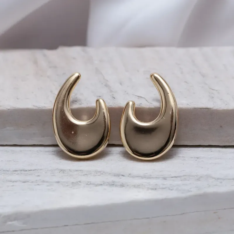 BRINCO ORGÂNICO GRANDE LISO BANHO OURO 18K