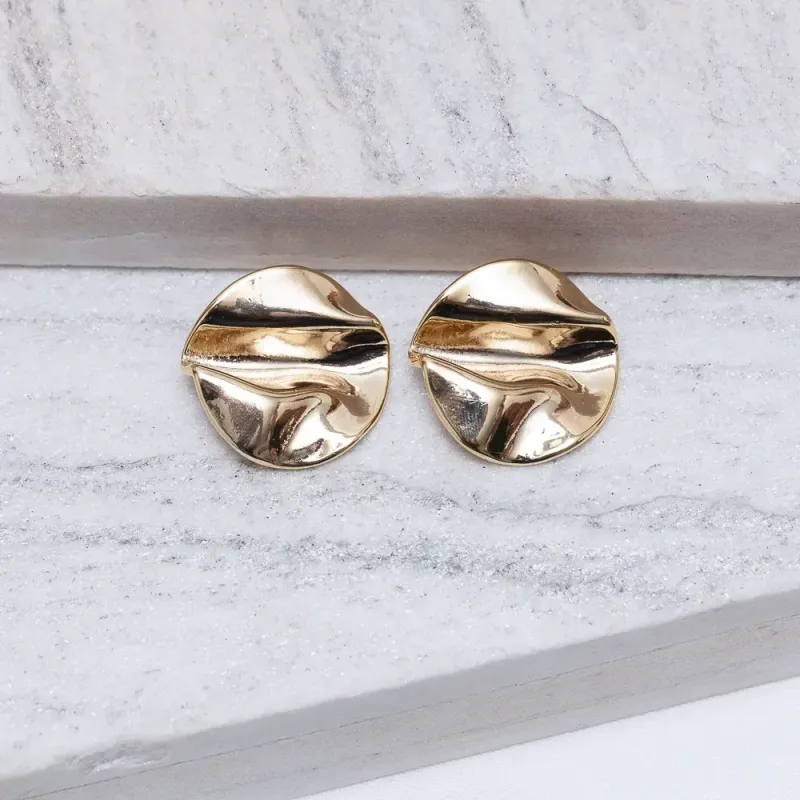 BRINCO ORGÂNICO REDONDO AMASSADO BANHO OURO 18K