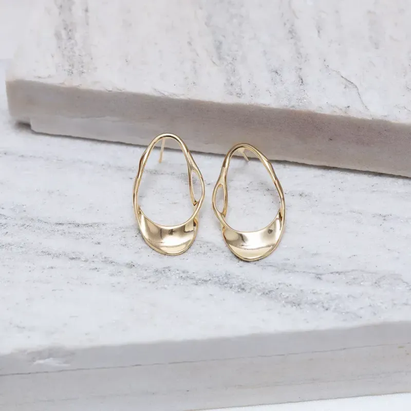 BRINCO ORGÂNICO VAZADO FINO BANHO OURO 18K