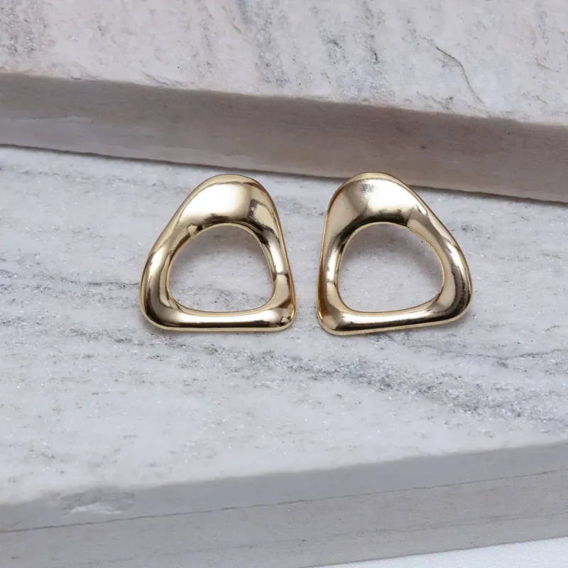 BRINCO ORGÂNICO VAZADO M BANHO OURO 18K