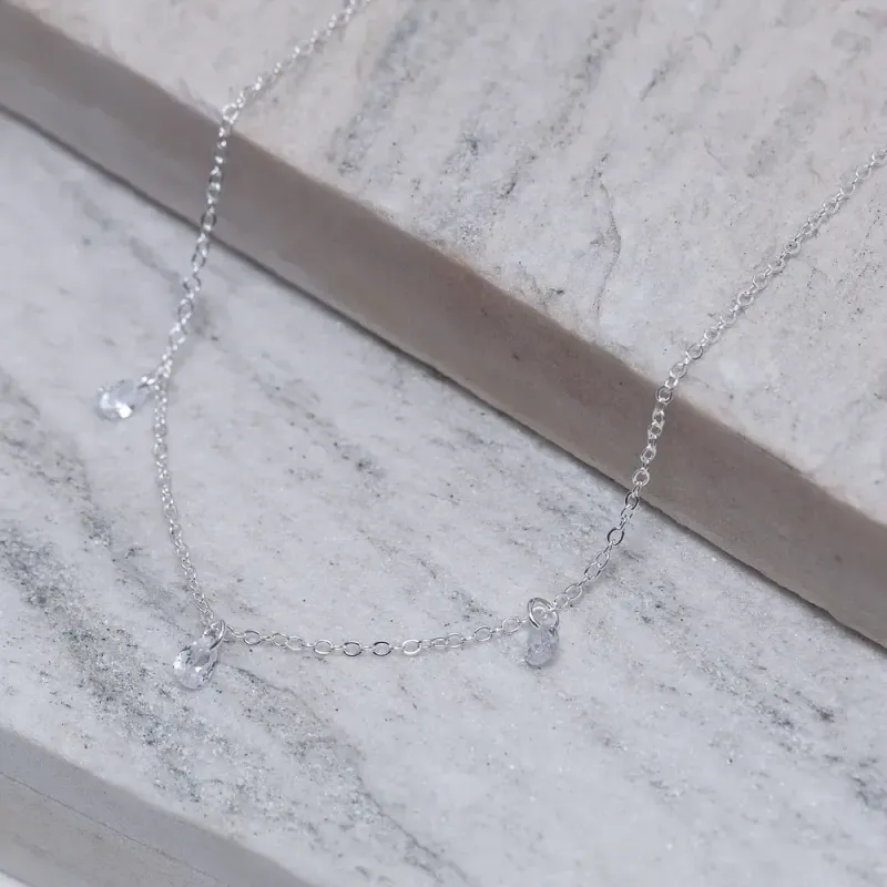 CHOKER COM GOTINHAS CRISTAIS BANHO PRATA