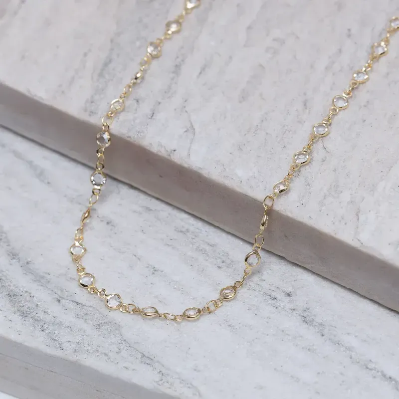 CHOKER COM PEDRAS CRISTAIS BANHO OURO 18K
