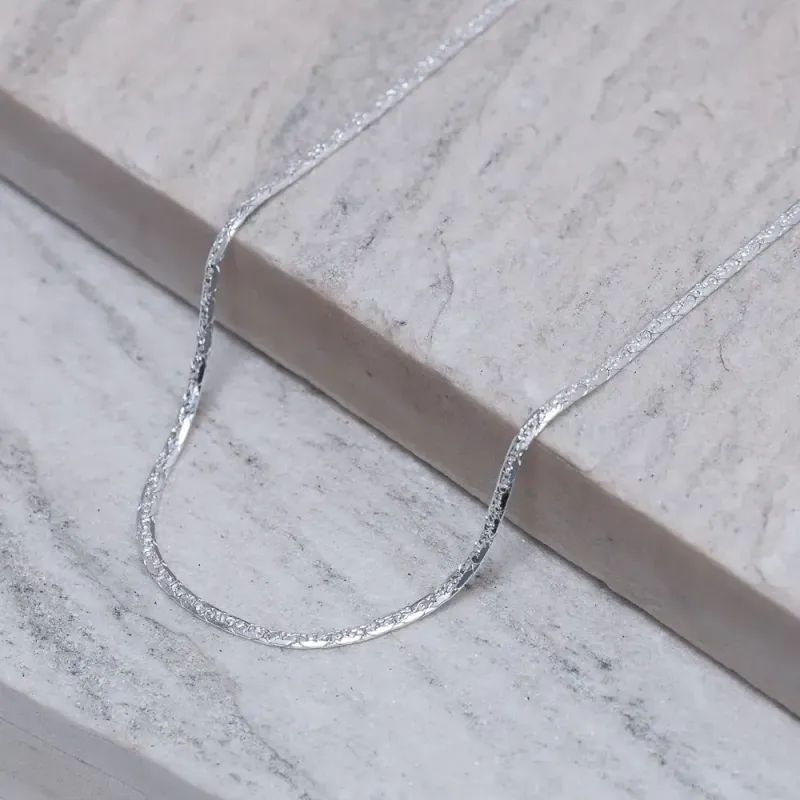 CHOKER FITA MARTELADA BANHO PRATA