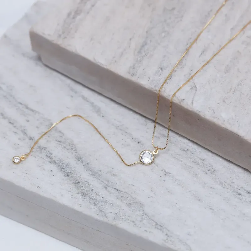 COLAR PÊNDULO COM PONTO DE LUZ CRISTAL BANHO OURO 18K