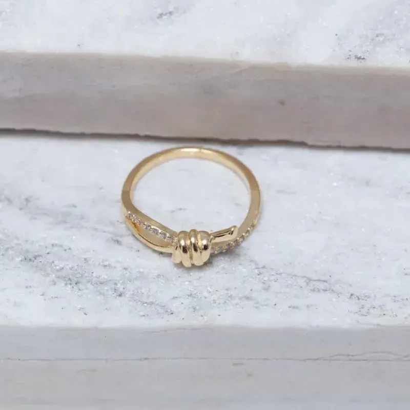 ANEL NÓ COM ZIRCÔNIAS CRISTAIS BANHO OURO 18K