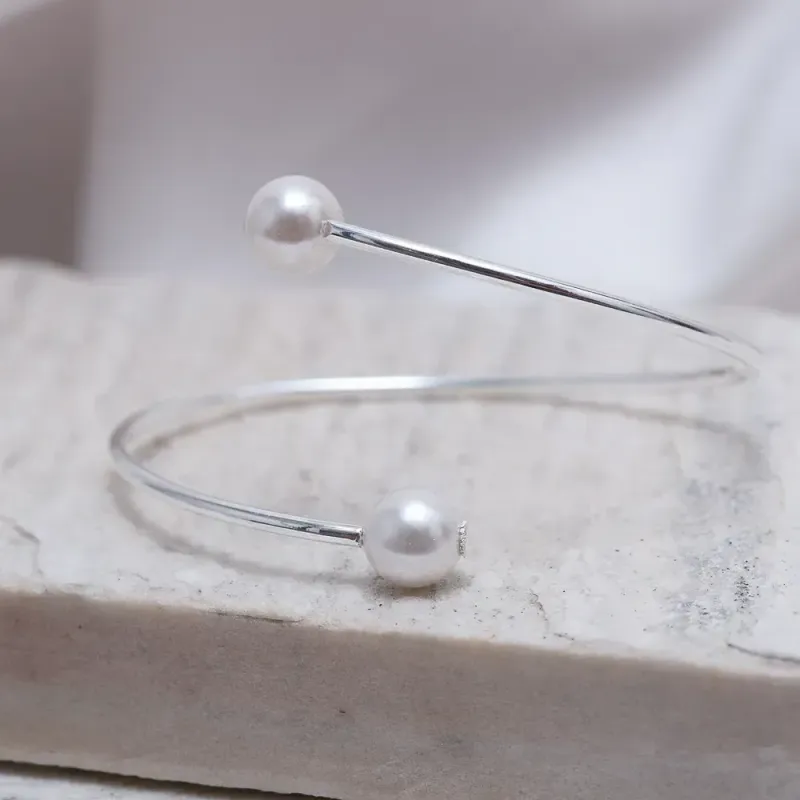 BRACELETE FINO COM PÉROLA BANHO PRATA
