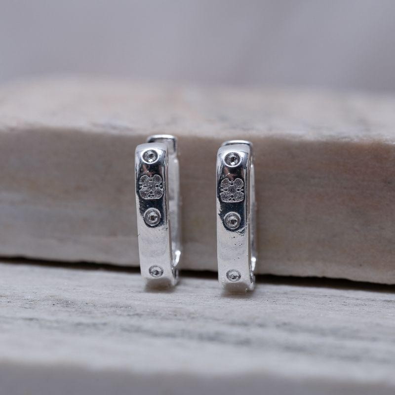 BRINCO ARGOLA CARTIER COM CRISTAIS BANHO PRATA