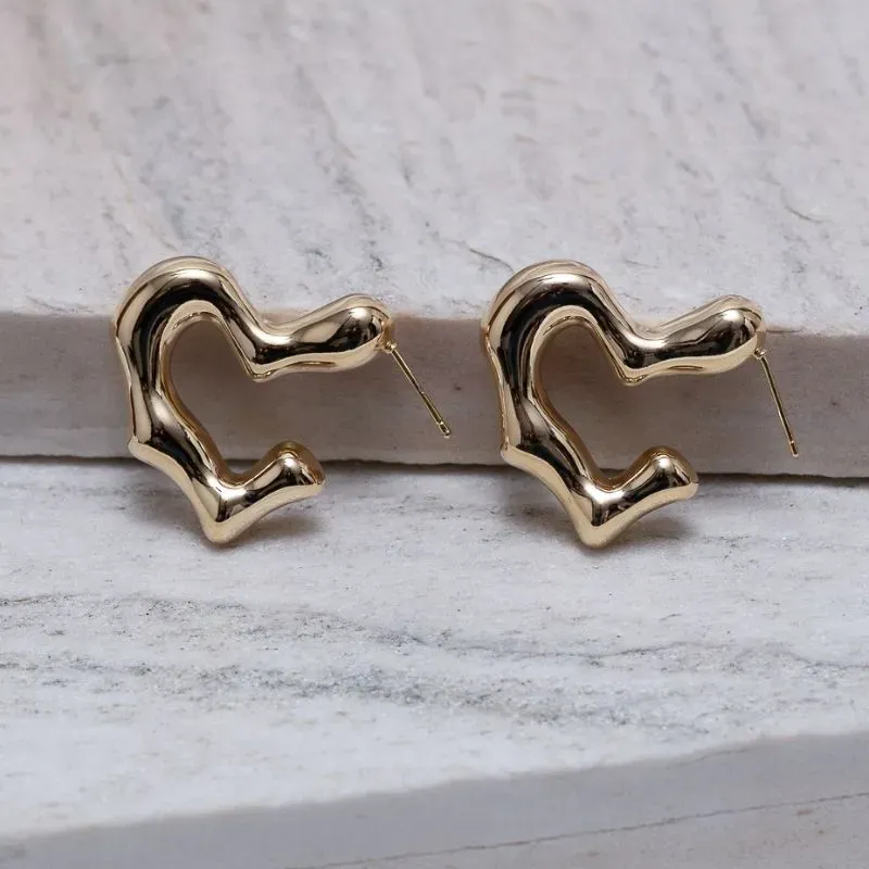 BRINCO ARGOLA CORAÇÃO ORGÂNICO BANHO OURO 18K