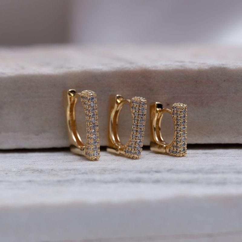 BRINCO ARGOLA M QUADRADA CRAVEJADA BANHO OURO 18K