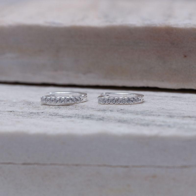 BRINCO ARGOLA OVAL FINA CRAVEJADA BANHO PRATA