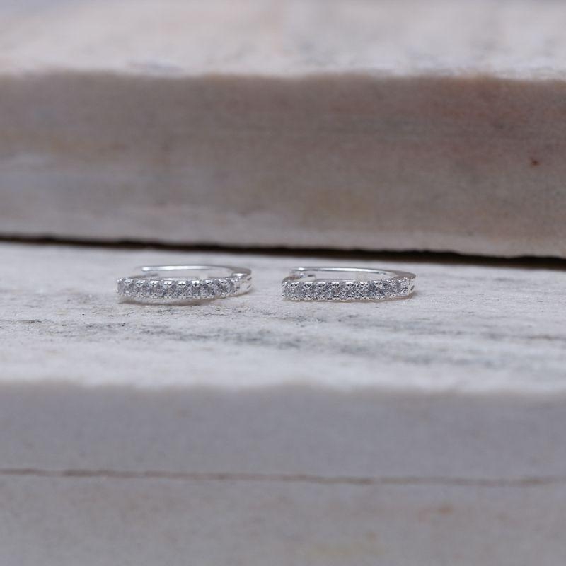 BRINCO ARGOLA OVAL FINA CRAVEJADA BANHO PRATA