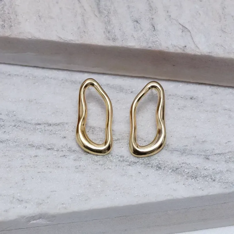 BRINCO ORGÂNICO VAZADO BANHO OURO 18K