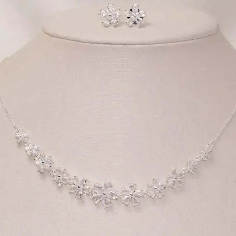 CONJUNTO FLOR COM PEDRAS CRISTAIS BANHO PRATA