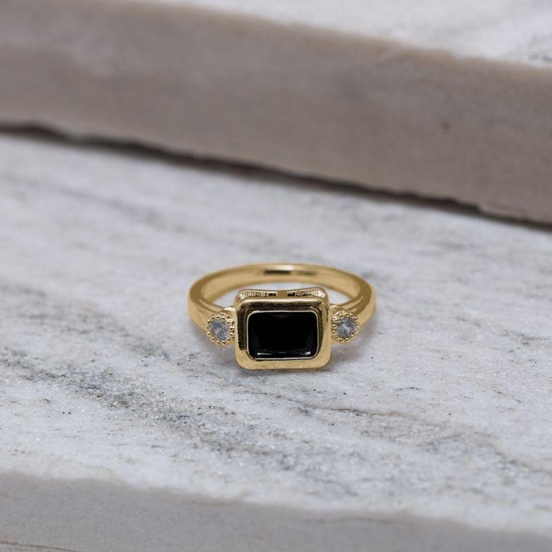 ANEL QUADRADO COM PEDRA NEGRA BANHO BANHO OURO 18K