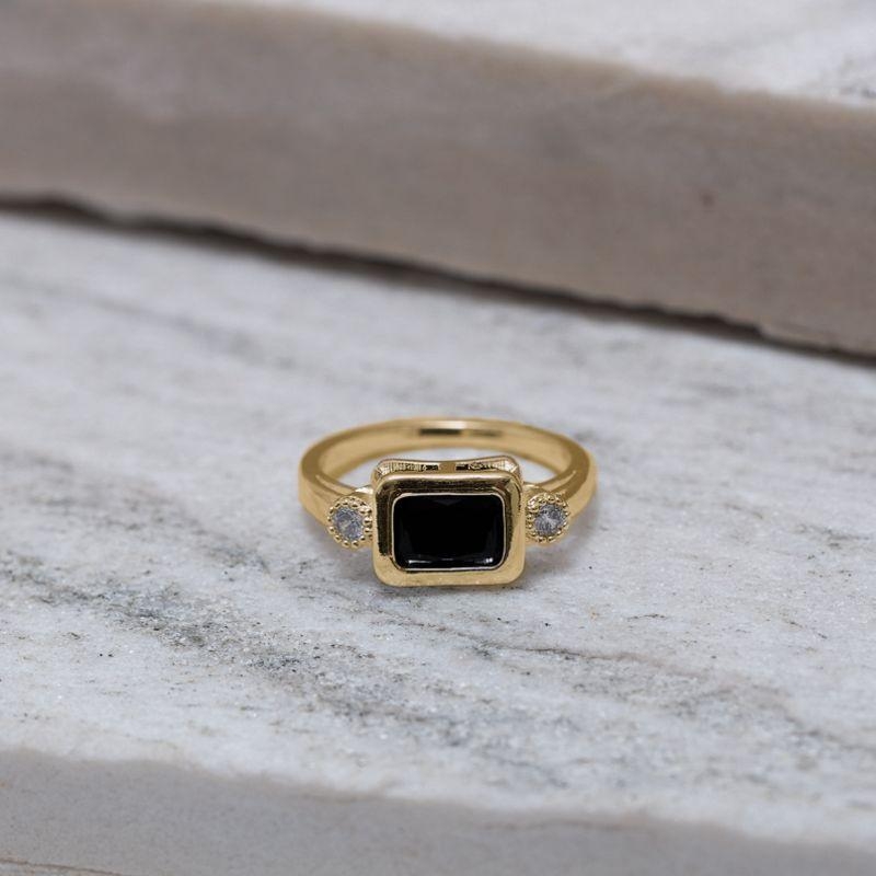 ANEL QUADRADO COM PEDRA NEGRA BANHO BANHO OURO 18K