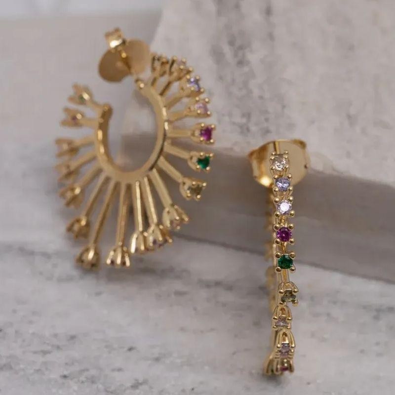 BRINCO ARGOLA ARAMADA COM PEDRAS ZIRCÔNIAS COLORIDAS BANHO OURO 18K