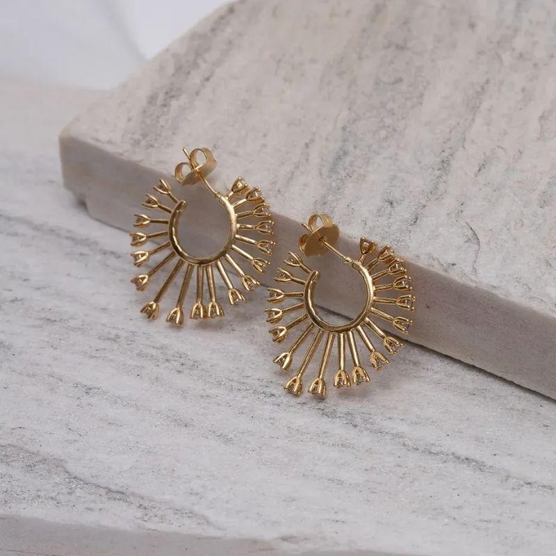BRINCO ARGOLA ARAMADA COM PEDRAS ZIRCÔNIAS CRISTAIS BANHO OURO 18K