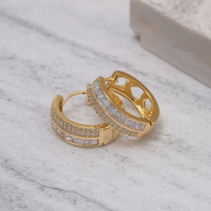 BRINCO ARGOLA GRANDE COM ZIRCÔNIAS CRISTAIS BANHO OURO 18K