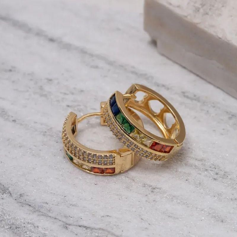 BRINCO ARGOLA GRANDE COM ZIRCÔNIAS COLORIDAS BANHO OURO 18K