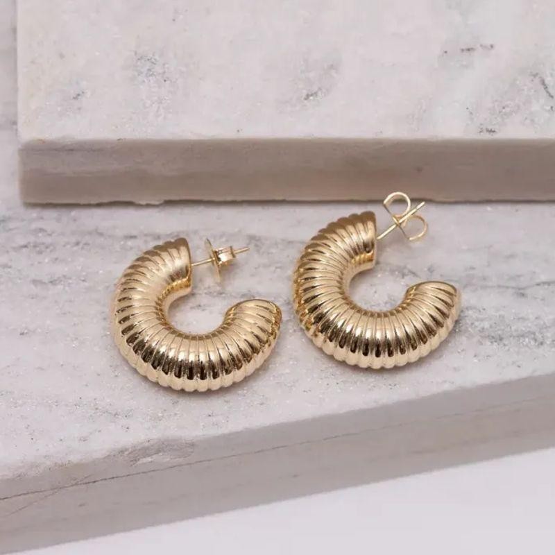 BRINCO ARGOLA LARGA CARACOL BANHO OURO 18K